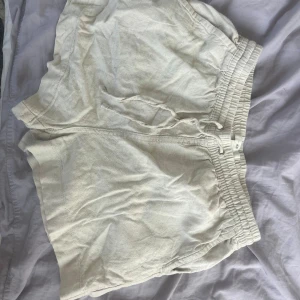 Linneskjorta biege - Linnehsoet från hm, str xs/s skulle jag säga.