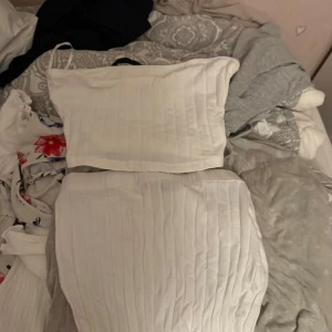 Vit ribbad sett  från SHEIN - Säljer en vit ribbad sett  från SHEIN med smala axelband och figurnära passform. Settet  har en enkel och stilren look med vertikala ribbade detaljer som ger en snygg struktur. Perfekt för dig som gillar minimalistisk stil.