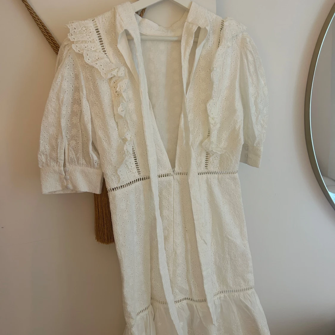 Vit broderad kortklänning med volang - 3