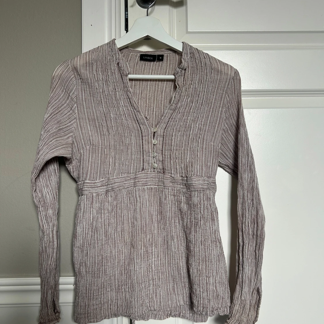 Randig blus med knappar från Lindex - 1