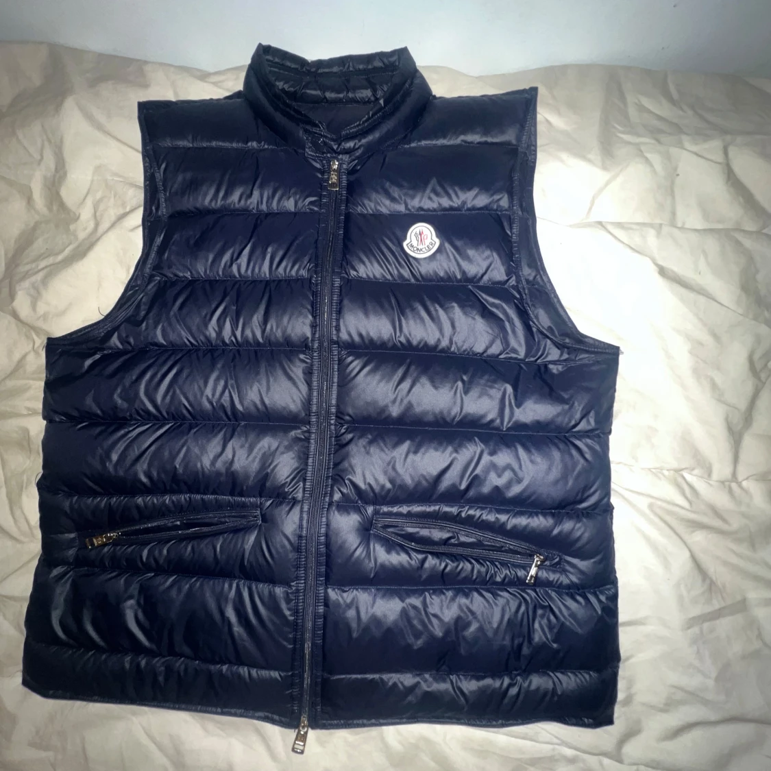 Blå dunväst från Moncler. Obs det är strl 4  - 1