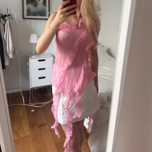 Rosa volangig linnetopp - Supersöt rosa linnetopp med långa volangdetaljer. Från Zara i storlek S. 