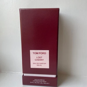 Tom Ford Lost Cherry Eau de Parfum – 100 ml - ✅ Oöppnad ✅ Lyxig, djup doft av körsbär, mandel, vanilj och trä ✅ Unisex – passar både män och kvinnor ✅ Lång hållbarhet och exklusiv flaska 🏷️ Nypris: 5 250 kr 💸 Mitt pris: 1500kr – perfekt tillfälle att fynda en lyxdoft  📦 Skickas spårbart