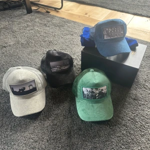 Velvet kepsar - Fyra velvet kepsar väldigt bra skick på alla kepsar och dom är knappt använda låda och påse medföljer vid köp av den mörkblåa kepsen !pris tas privat kom med bud!