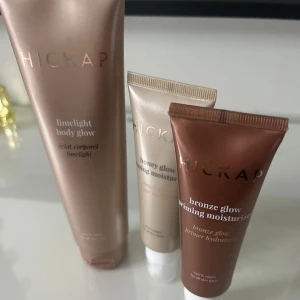 Hickap glow kit med primer och body glow - Säljer tre glow-produkter från Hickap: Limelight body glow i skimrande beige, Honey glow priming moisturizer i ljusguld och Bronze glow priming moisturizer i brons. Perfekt för en fräsch, glowy look. Tubförpackningar, 100% veganska.