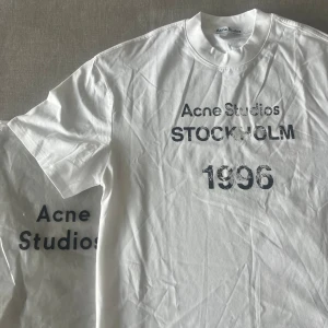 Acne studios t shirt L - Vit acne studios t shirt i storlek L, finns inga fläckar eller skador. Kommer med tags och påsen, skriv vid någon fundering✅
