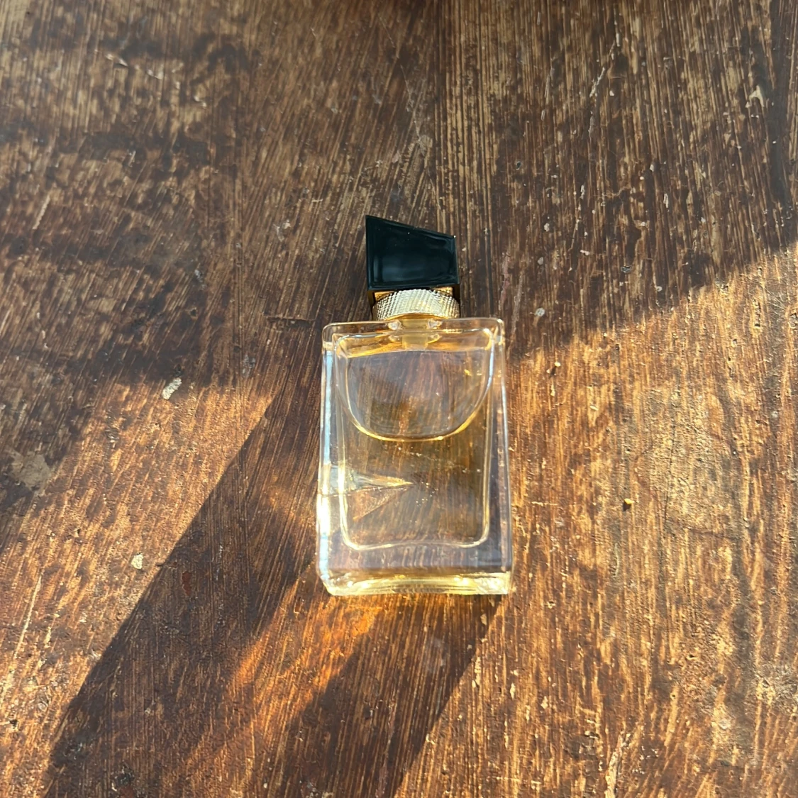 Elegant parfymflaska med svart lock - 1