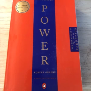 The 48 Laws of Power - Säljer boken 'The 48 Laws of Power' av Robert Greene. Den har en iögonfallande röd och blå omslagsdesign med guldtext. Perfekt för den som är intresserad av strategi och maktspel. Boken är i bra skick och redo att läsas.