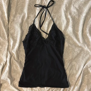 svart halterneck topp - säljer denna fina svarta halterneck toppen. köptes här på plick för ett bra tag sen och har använts nån enstaka gång. banden är lite trasiga men det är ingenting som riktigt märks💘