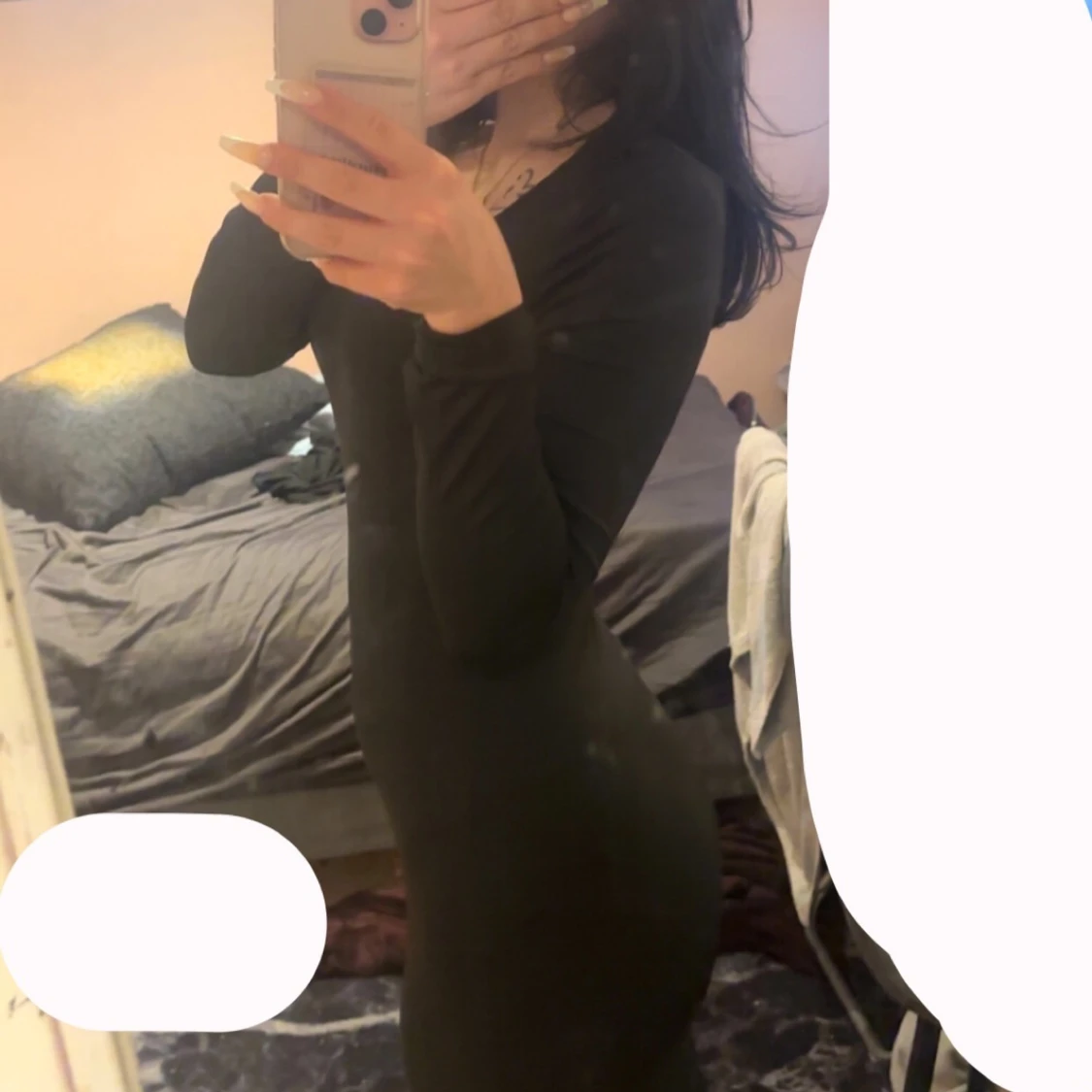 Svart långärmad långklänning