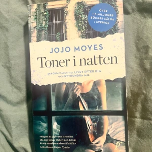 Toner i natten - En gripande roman om kärlek, drömmar och nya chanser. Följ Isabel, en firad violinist, som efter en tragedi försöker börja om i ett mystiskt hus på landet. Perfekt för dig som gillar starka karaktärer, relationer och oväntade vändningar.