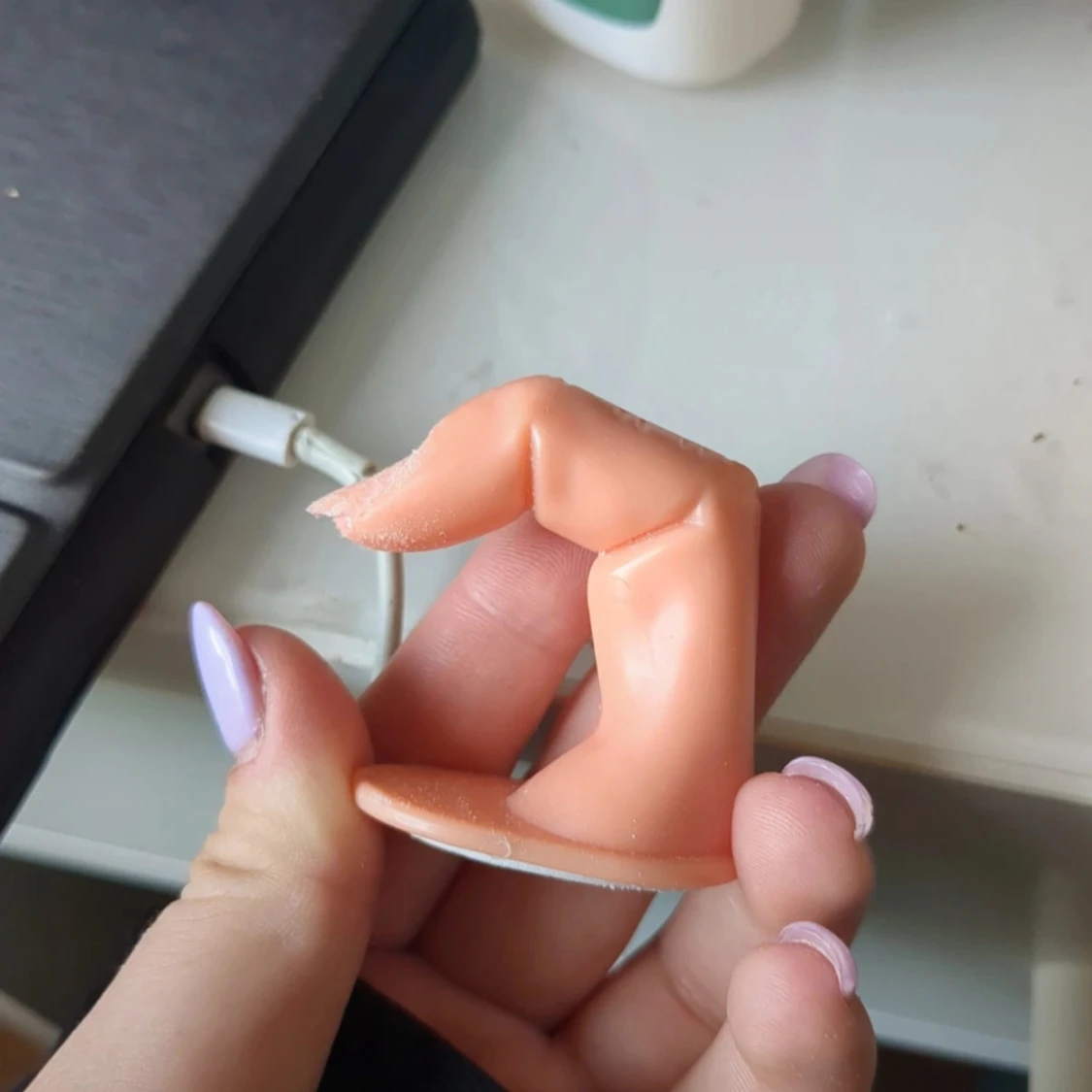 Två stycken övningsnaglar  - 1