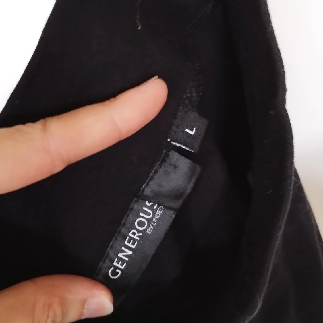 Svart långkjol med rouging på sidan - 4