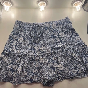 Sommar kjol - Sommar kjol från Zara med inbyggda shorts som inte syns när man har kjolen på. Passar super bra i sommar