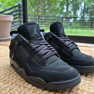 Jordan 4 black cat - Jag säljer ett par air Jordan 4 black cat. De är använda men har inge skador, bara smuts vilket är super enkelt att ta bort och lite sliten sula. De är väldig tsköna och snygga inte bara för sommaren men också för vintern/hösten. Jag säljer dem pågrund av att de inte matchar min nuvarande stil och att de inte används längre. Hör av er vidbehov av mer bilder eller vid frågor. !!OBS!! Pris kan diskuteras vid snabb affär.