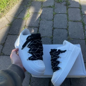 Nike Air Force 1 Custom – Storlek 39  - 👟 Nike Air Force 1 Custom – Storlek 39 💸 Pris: 1500  Säljer ett par helt nya Nike Air Force 1 med stilren custom-look. Skorna är designade med:  ✅ Double laces – kombination av breda snören & tjocka rope laces ✅ Unik och clean design som drar blickarna till sig ✅ Storlek 39 – perfekta för dig som vill ha både komfort & stil  ✔️ Helt nya, aldrig använda ✔️ Inga skador eller defekter ✔️ Custom gjorda – one of a kind  🔥 Snygga till vardags eller när du vill sticka ut lite extra.