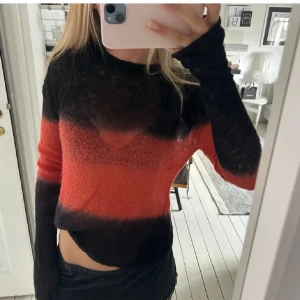 Randig svart och röd stickad tröja Weekday - Säljer en stickad tröja från Weekday i storlek XS. Så himla cool till en tjejkväll eller om man ska på fest🖤❤️ skönt material och bra skick! FÖRSTA BILDEN ÄR LÅNAD!