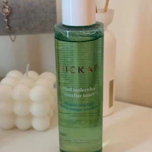 Hickap Mad Molecules Micellar Toner - Fräsch micellär toner från Hickap. Produkten är 100% vegansk och passar alla hudtyper. Perfekt för att rengöra och återfukta huden innan smink eller som del av din hudvårdsrutin. Aldrig använt.