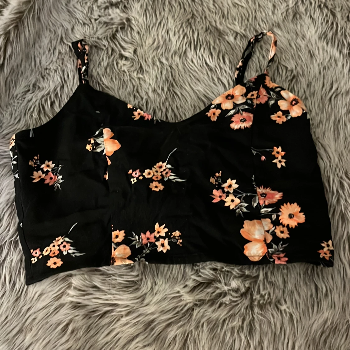 Svart blommig linnetopp från Divided!!