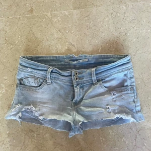 Lågmidjade jeansshorts  - Lågmidjade jeansshorts midjemått: 40x2cm 