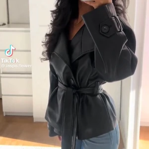 Svart skinn trenchcoat - Utsåld svart skinn trenchcoat från Gina Tricot. Helt ny och oanvänd, endast testad med lapparna kvar. Nypris 799kr men utsåld. Säljer då jag köpte två likadana. Skönt och bra material. Tryck gärna på köp nu. 