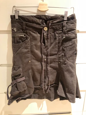 Brun cargoskirt - En brun cargoskirt med svincoola detaljer köpt från humana men är från märket Yaya. Den har ett snöre vid midjan som man kan justera passformen med:) (lånad annons)