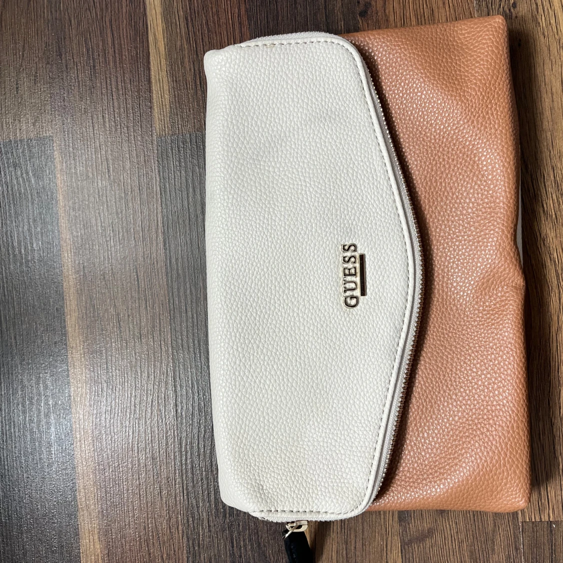 Beige och brun kuvertväska från Guess