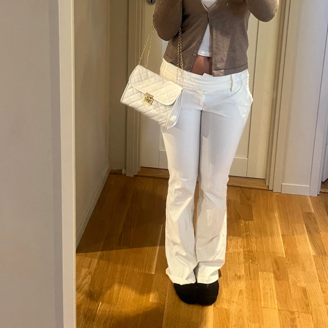 Vita bootcut byxor med låg midja - 1