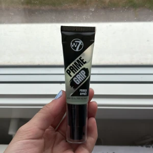 W7 Prime Grip Primer - W7 Prime Grip Primer, finns produkt i men inte helt ny. har använt 2-3 gånger. Spricka på locket men inte helt trasig och det går att pumpa med den. Skriv för mer info eller frågor!🩷