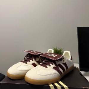 Adidas Wales Bonner Samba Pony - PRIS KAN DISKUTERAS! Säljer nu dessa eftertraktade och unika skorna! Skorna har använts, men finns inte riktigt några tydliga tecken på det, förutom slitage på innersulorna samt en fläck på baksidan av vänster sko (bild 2). Varken dustbag eller extra snören följer med, men box följer självklart med, dock med en liten reva (bild 4). Jag är andra ägaren till dessa och köpte de genom Plick, så kan inte garantera äkthet till 100%, så säljs i befintligt skick! Hör av er vid frågor 🙌