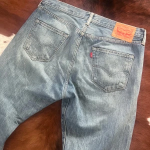 Levis 501 - Tjena! Säljer dessa Levis 501 i fint skick, byxorna är i storleken W34/L30 och har en röd Levis lapp med enbart ett R istället för att det står Levis, hör av dig vid funderingar!🙌