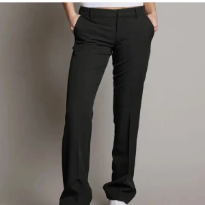 Svarta kostymbyxor med raka ben - Snygga svarta kostymbyxor med låg midja från bikbok. Fint skick, lite nopprig på vissa små ställen men inget som märks av därav det lägre priset.