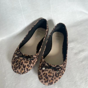 Leopard ballerinaskor - Ballerinaskor från Duffy i leopardmönster med rosett på. Otroligt bra skick
