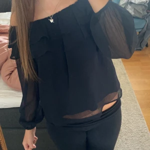 Svart offshoulderblus  - Säljer denna jättefina offshoulderblusen från Gina då den inte kommer til användning, skriv för fler bilder! Storlek 146/152 men passar på mig som har xs
