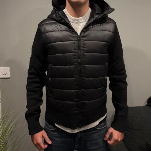 Cardigan - Svart cardigan från Elegance Essentials. Endast använd ett fåtalgånger (mindre än 10). Den är inprincip i nyskick då den är knappast använd.