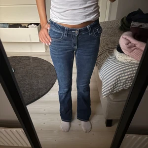 Lågmidjade jeans  - Lågmidjade bootcut jeans från Gina tricot Young