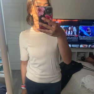 Beige stickad topp från 157 - En stilren beige stickad topp från lager 157🤍🤍