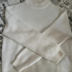 Vit ribbad polotröja - M - Säljer en vit ribbad/polotröja från New Yorker i storlek M men passar bättre som S. Beställde men var ändå för liten och tänkte inte mer på det.