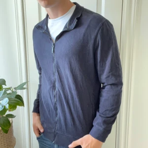 Massimo dutti full zip - Skön full zip. Inga defekter förutom att den är aningen urtvättad. Modellen är 180,75 kg och bär L. Kom med frågor! 