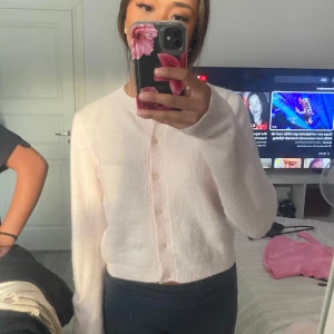 Ljusrosa kofta från H&M - Supermysig ljusrosa kofta🩷