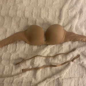 Beige bandeau bh från Intimissimi - Beige bandeau bh från Intimissimi. Använd endast  en gång. Strl 75 b.