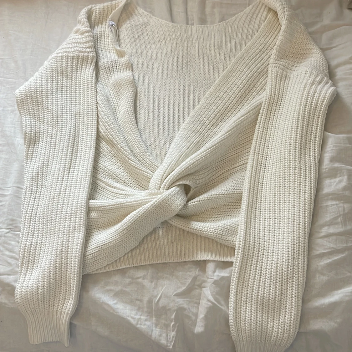 Vit stickad omlottkofta med knut - 2