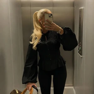 Nelly Blus svart  - Svart blus från Nelly storlek 36! Nu utan prislapp 🥰💕