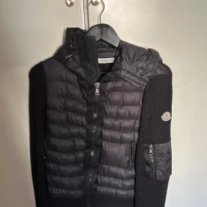 Svart Moncler cardigan  - Säljer en svart moncler cardigan i storlek s. Priset är inte hugget i sten!