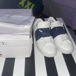 Valentino opens - Tjena, säljer nu mina mörkblåa valentino opens som har använts ett fåtal gånger, skorna är väldigt små i storleken så om ni har 39/40 kan jag rekommendera dessa, en valentino påse förekommer samt, ett valentino kort och en pappers kasse där de står Valentino garavani 