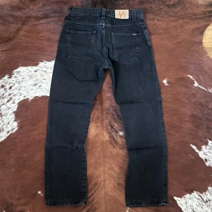 Nudie LowSlimJim - Tjena! Säljer dessa sjukt snygga vintage Nudie LowSlimJim, jeansen i fint skick och är i storlek W31/L34 men passar L30, hör av dig vid funderingar!🙌