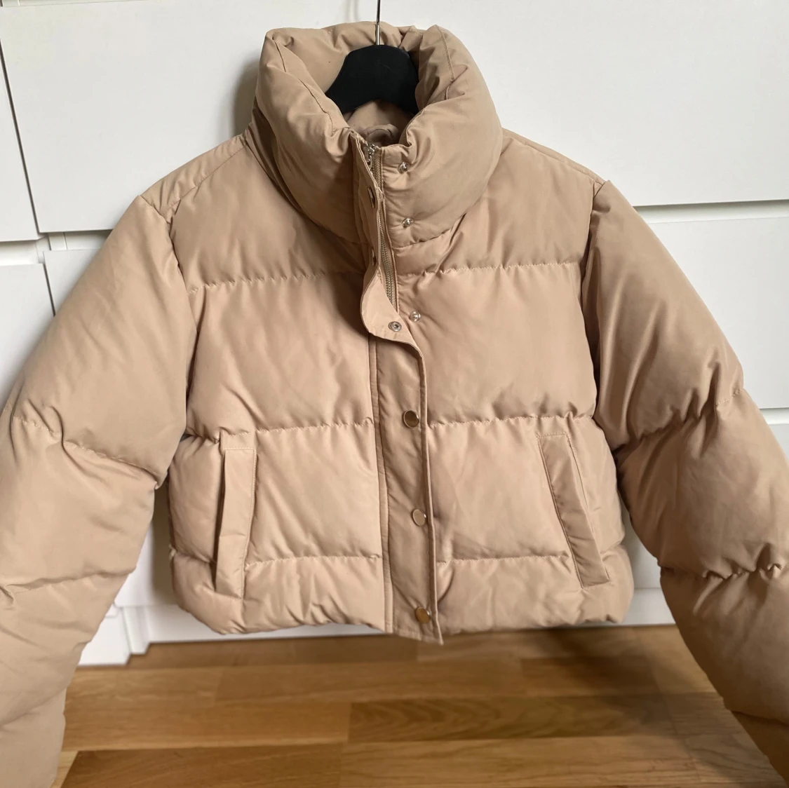 Beige pufferjacka från NA-KD - 1