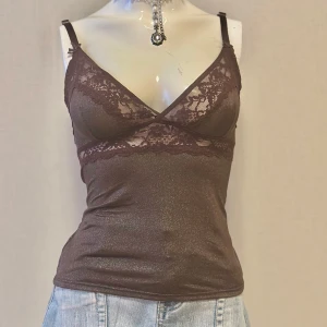 Brun glittrig linnetopp med spets - Coquette glittery top with delicate lace details and small bows, fits size S/M  ‏Kolla gärna på mina andra mina andra annonser