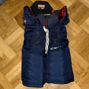CCM HOCKEYBYXOR FT1  - Ccm hockeybyxor ft1 i storlek senior medium. Nytt skick 