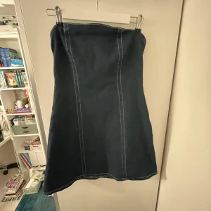 Denim tubedress - Mörkblå demin axelbandslös tubklänning från H&M! Materialet är stretchigt, 79% bomull, 20% polyester och 1% elastan. Aldrig använt bortsett från när bilderna togs! 💙Kolla gärna in mina andra annonser, försöker bli av med allt så snart som möjligt 💝pris alltid förhandlingsbart, brukar gå med på de flesta prisförslag!😚 säljer mycket äkta vintage!